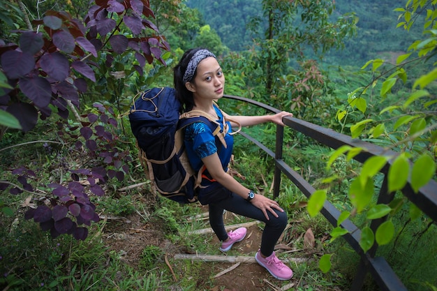 Giovane donna asiatica zaino in spalla arrampicata montagna