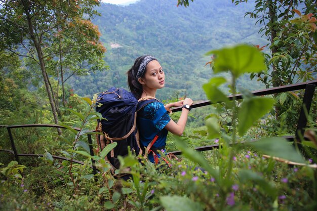 Giovane donna asiatica zaino in spalla arrampicata montagna