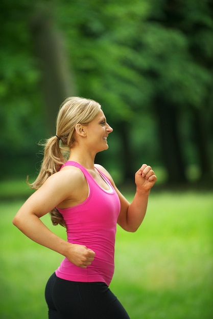 Giovane donna atletica che pareggia nel parco