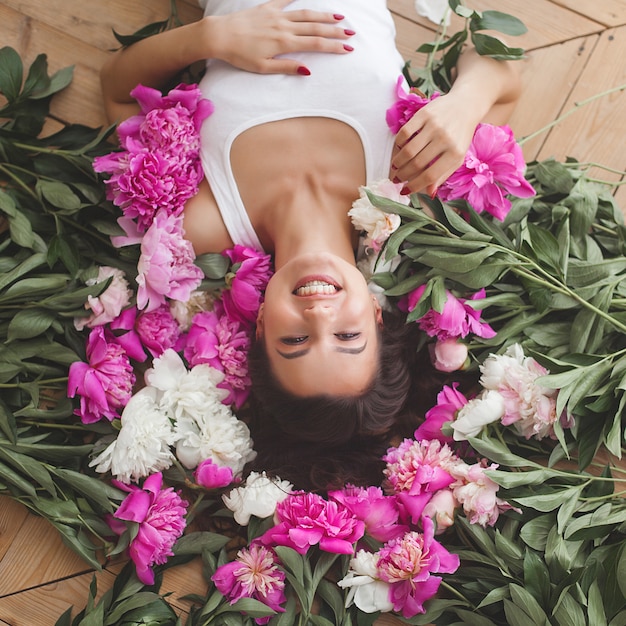 Giovane donna attraente con fiori