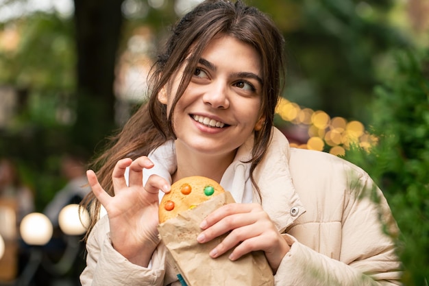 Giovane donna attraente con un bel pan di zenzero durante una passeggiata