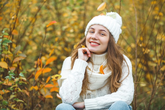 Giovane donna attraente in autunno