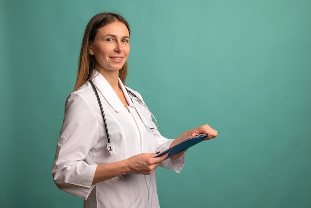 Giovane donna attraente infermiera o dottore in camice bianco con file sullo sfondo