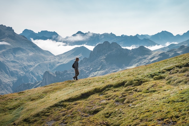 Giovane donna avventurosa trekking in alta montagna Lifestyle relax e libertà