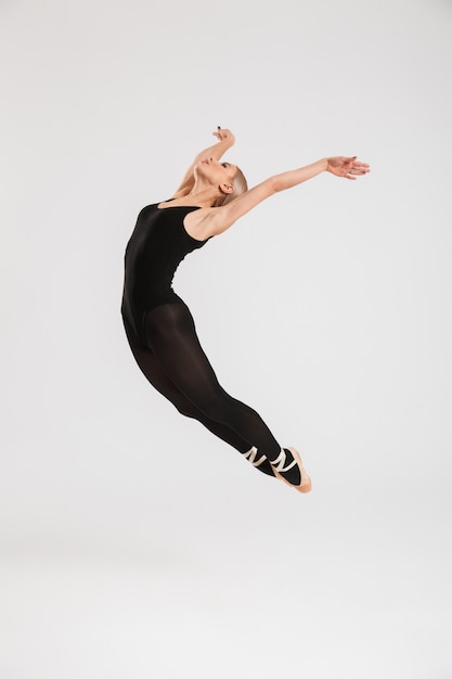 Giovane donna ballerina danza
