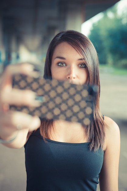 giovane donna bella bruna capelli lisci utilizzando smartphone