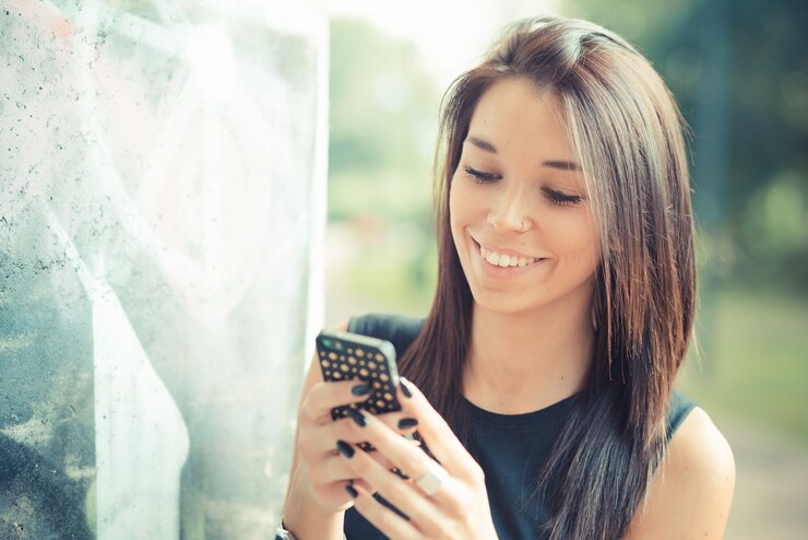 Foto giovane donna bella bruna capelli lisci utilizzando smartphone