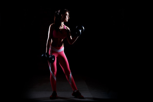 giovane donna bella fitness che la formazione in palestra.