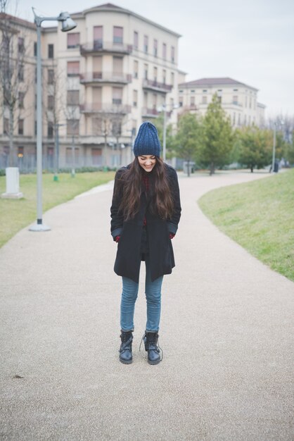 giovane donna bellissima modella capelli lunghi