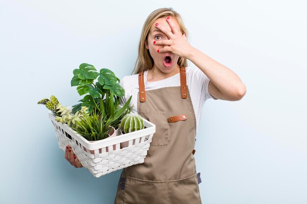 Giovane donna bionda adulta agricoltore e concetto di giardinaggio