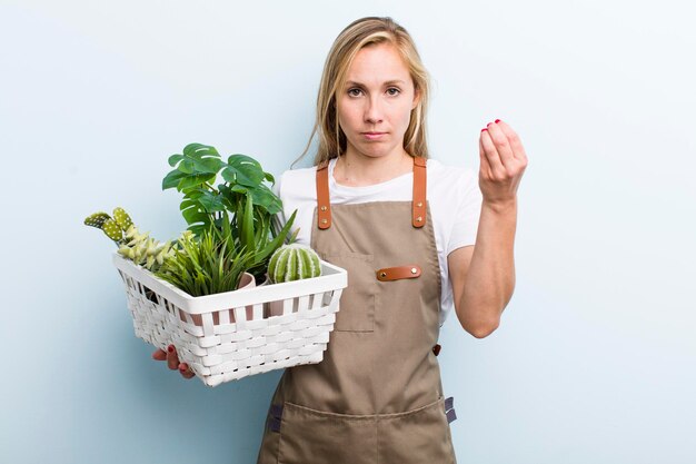 Giovane donna bionda adulta agricoltore e concetto di giardinaggio