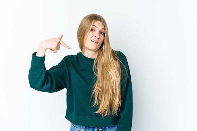 Giovane donna bionda che indica a mano