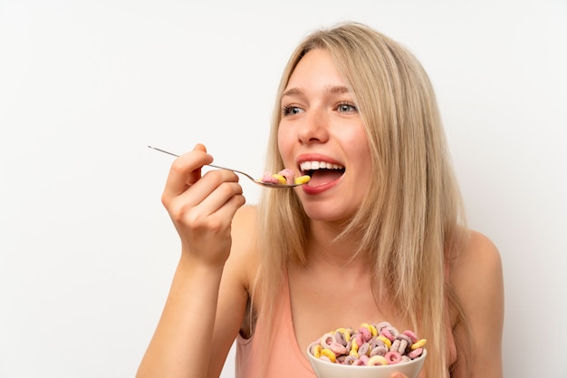 Giovane donna bionda che mangia prima colazione