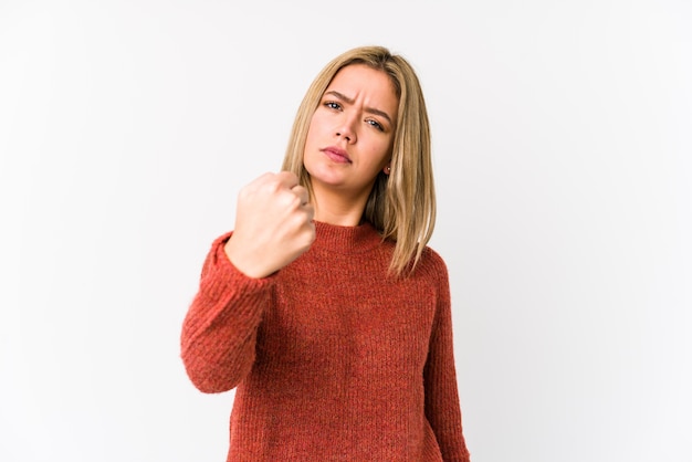 Giovane donna bionda che mostra pugno