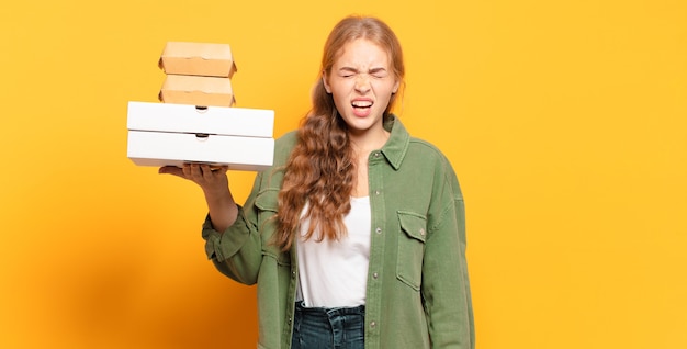 Giovane donna bionda che porta via il fast food