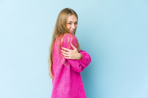 Giovane donna bionda che ride e si diverte.