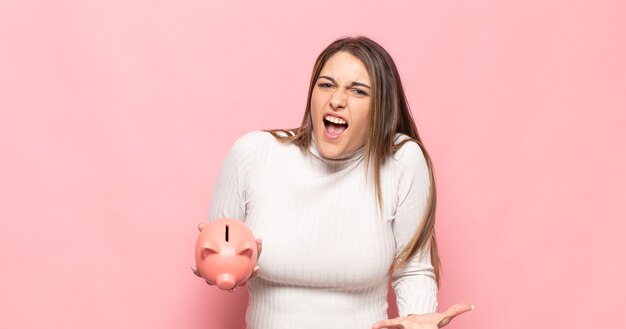 Giovane donna bionda che sembra arrabbiata, infastidita e frustrata che grida wtf o cosa c'è che non va in te