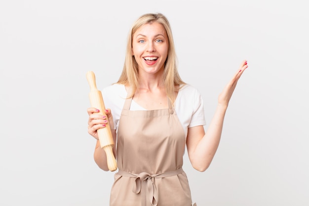 Giovane donna bionda che si sente felice, sorpresa nel realizzare una soluzione o un'idea. concetto di panettiere