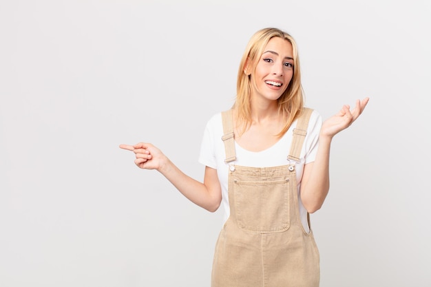 Giovane donna bionda che si sente felice, sorpresa nel realizzare una soluzione o un'idea