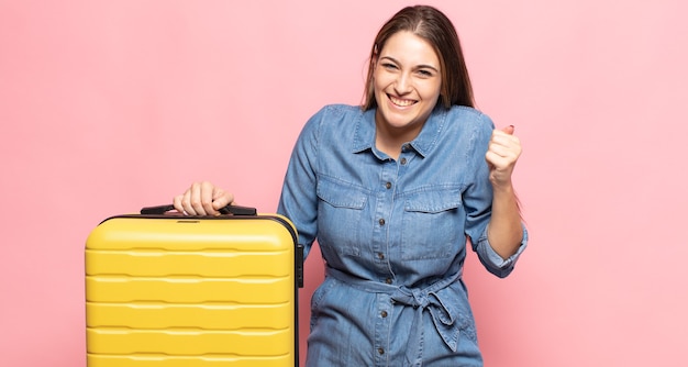 Giovane donna bionda che si sente scioccata, eccitata e felice, ride e celebra il successo, dicendo wow!