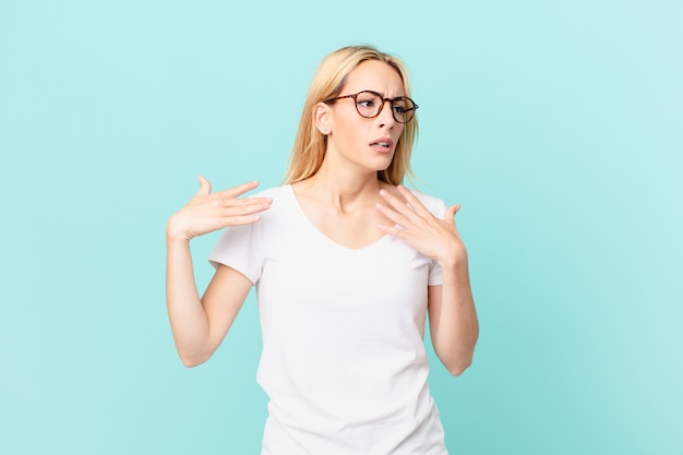 giovane donna bionda che si sente stressata, ansiosa, stanca e frustrata