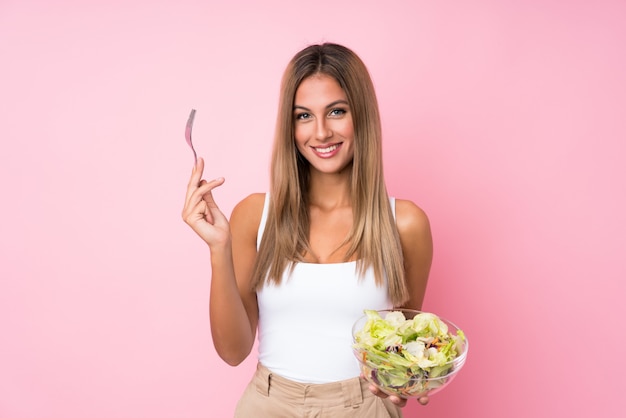 Giovane donna bionda con insalata