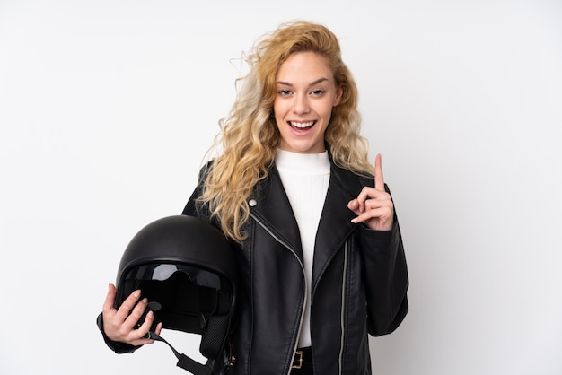 Giovane donna bionda con un casco da motociclista su bianco rivolto verso l'alto una grande idea