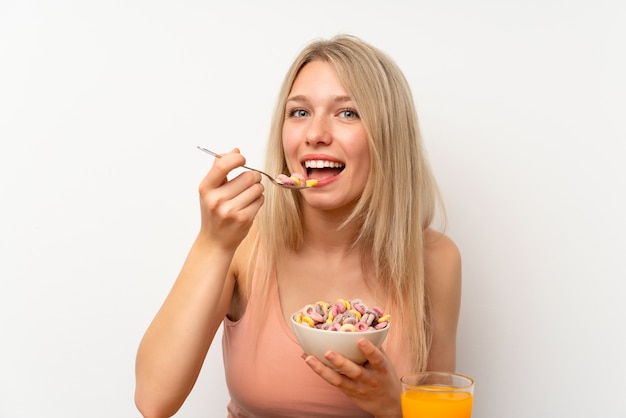 Giovane donna bionda facendo colazione