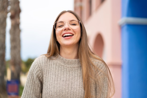 Giovane donna bionda graziosa con l'espressione felice