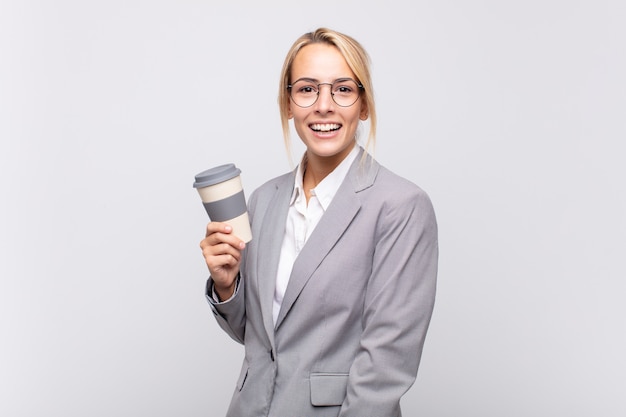 Giovane donna bionda graziosa con un caffè da asporto