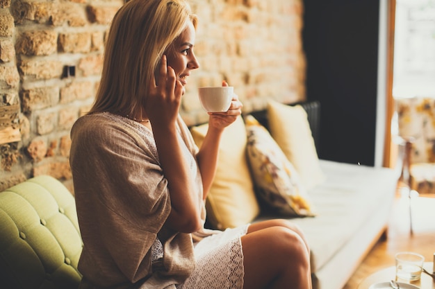 Giovane donna bionda nel caffè