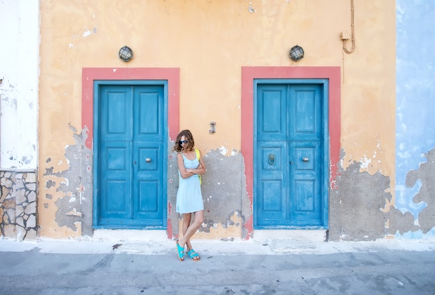 Giovane donna bionda nella tipica città tradizionale greca