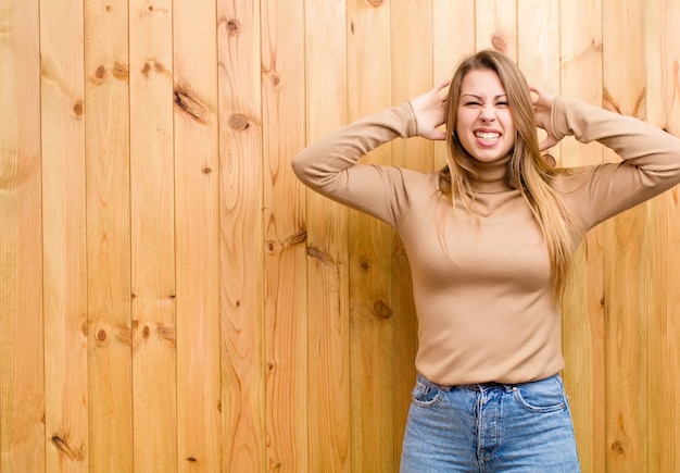 Giovane donna bionda sentirsi stressata