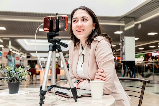 Giovane donna blogger al vlogging del centro commerciale