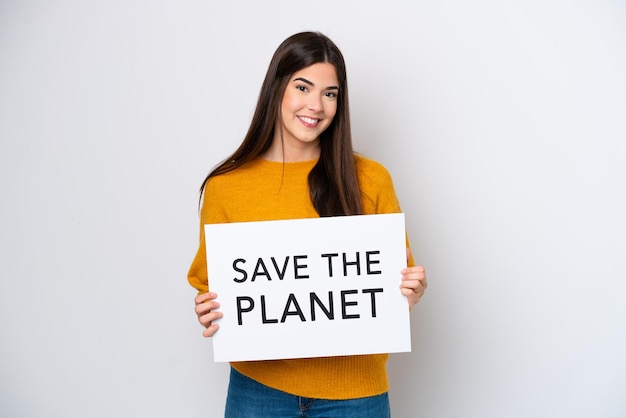 Giovane donna brasiliana isolata su sfondo bianco in possesso di un cartello con testo Save the Planet con felice espressione