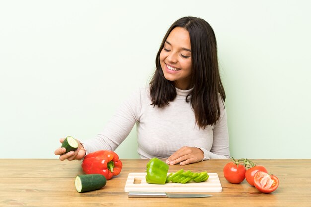 Giovane donna bruna con un sacco di verdure