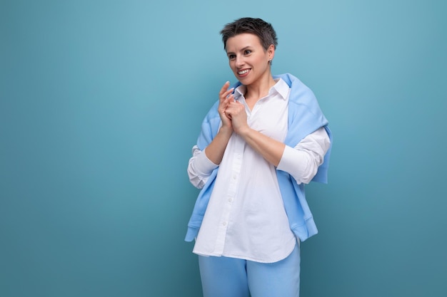 giovane donna bruna elegante con i capelli corti in camicia bianca