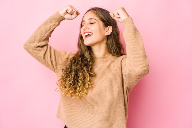 Giovane donna carina caucasica che esprime emozioni isolate