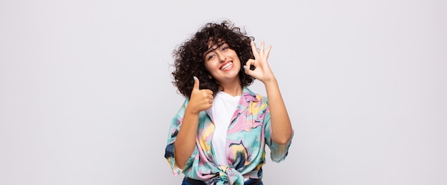 giovane donna carina sorridente con i capelli ricci