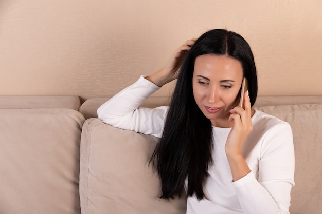 Giovane donna castana che utilizza uno smartphone