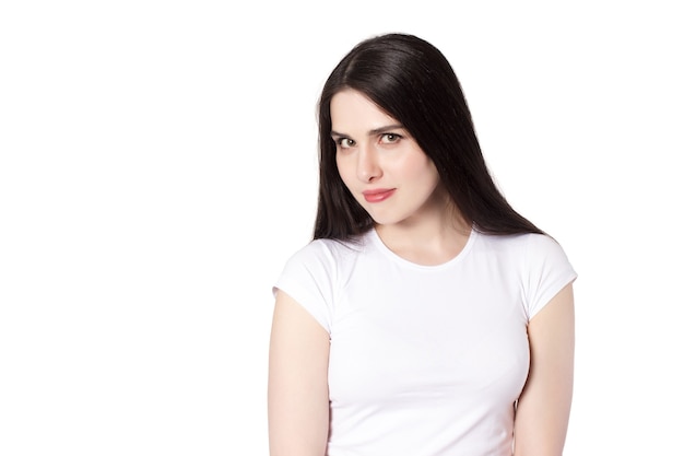 Giovane donna castana dai capelli neri caucasica attraente in maglietta bianca, idea di concetto della donna del piedino