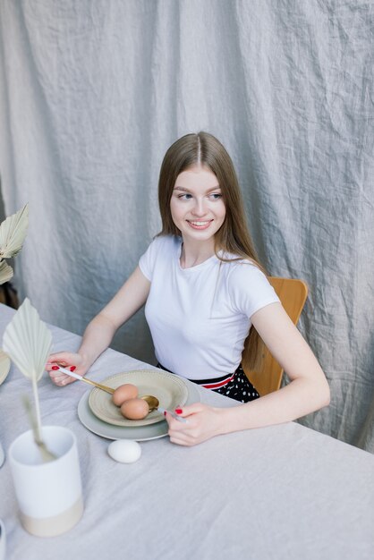 Giovane donna casual in cucina