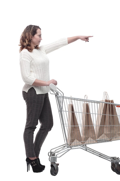 Giovane donna casuale con il carrello isolato su un bianco