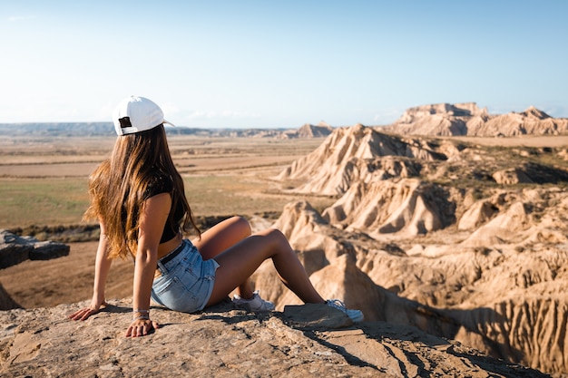 Giovane donna caucasica a Bardenas Reales, Navarra, Paesi Baschi.