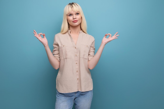 Giovane donna caucasica bionda calma in abbigliamento casual