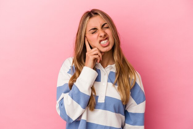 Giovane donna caucasica bionda isolata su sfondo rosa