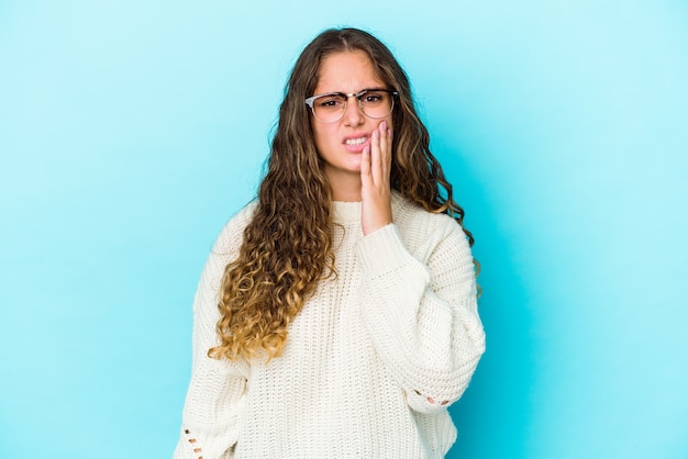 Giovane donna caucasica capelli ricci isolata avendo un forte dolore ai denti, dolore molare.