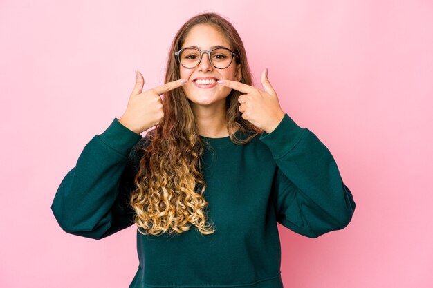 Giovane donna caucasica che esprime emozioni isolate