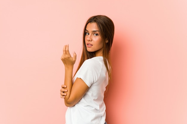 Giovane donna caucasica che fa le pose di bellezza isolate