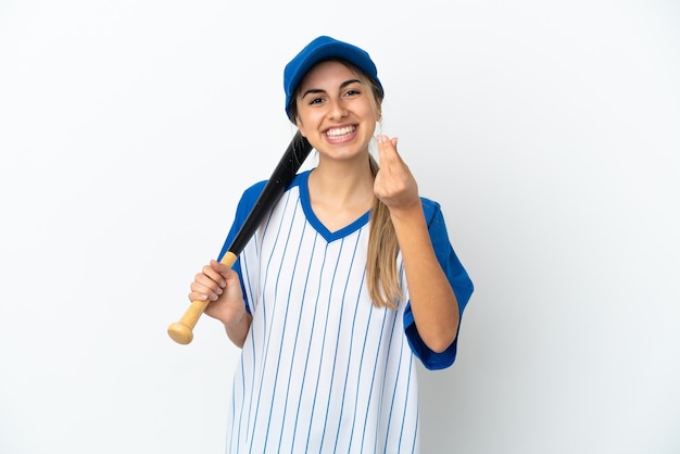 Giovane donna caucasica che gioca a baseball isolata su fondo bianco che fa il gesto dei soldi